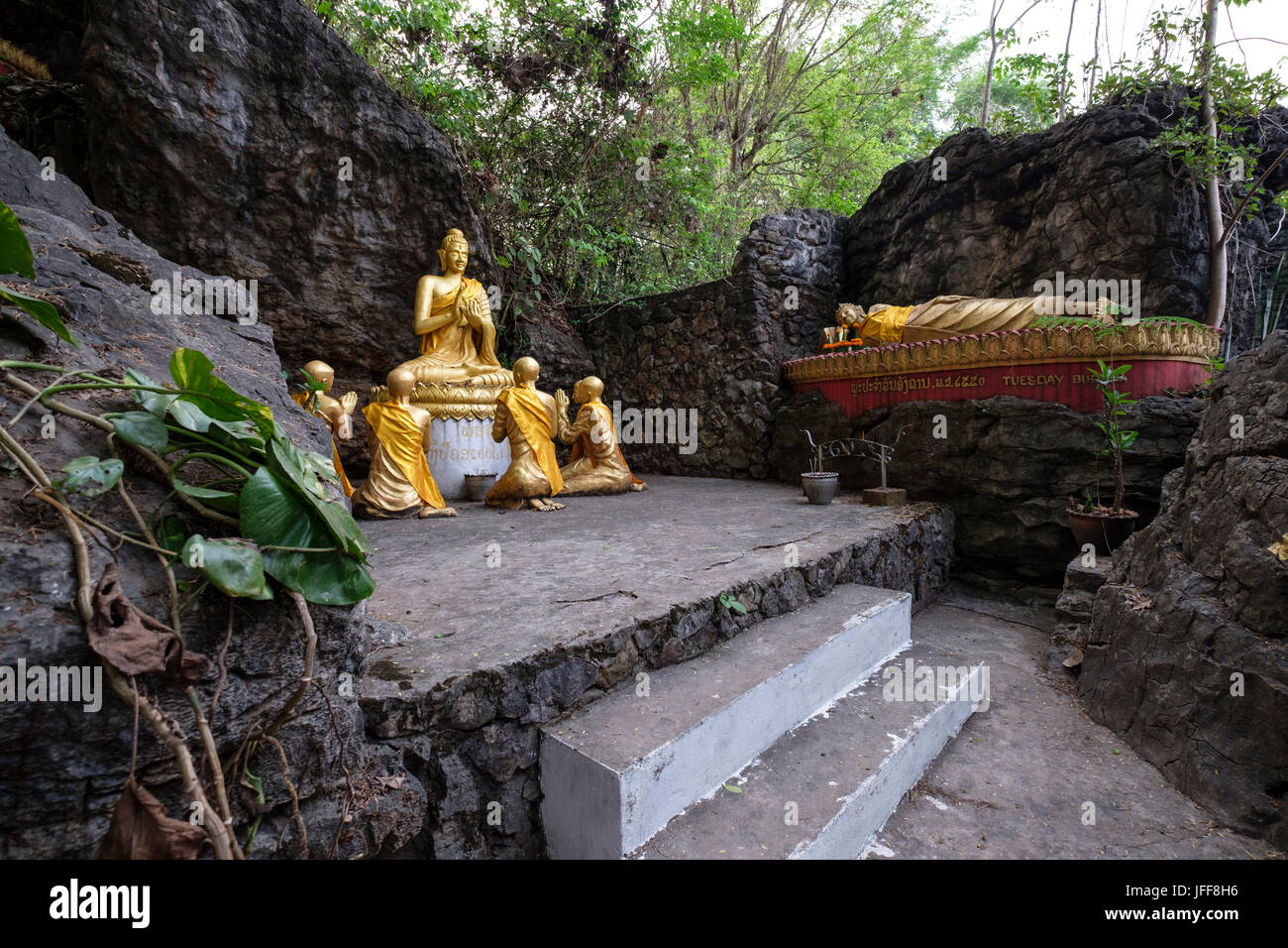 Statue des Goldenen Buddha mit Jüngern auf den Berg Phou Si, Luang Prabang, Laos, Asien Stockfoto