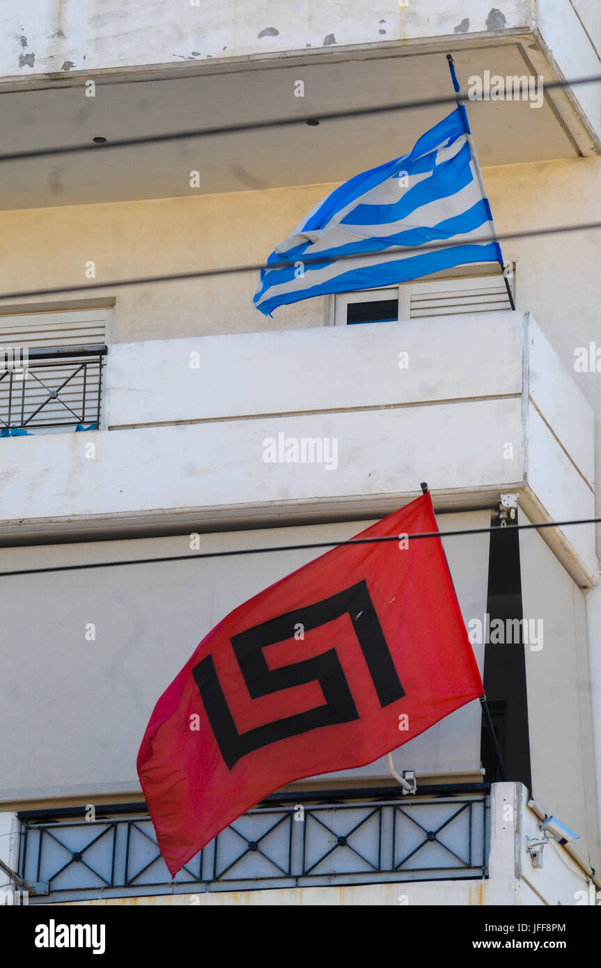 Nationalistischen Fahnen auf der Golden Dawn - Chrysí Avgí - ganz rechts Partei Zentrale, in Athen, Attika, Griechenland Stockfoto