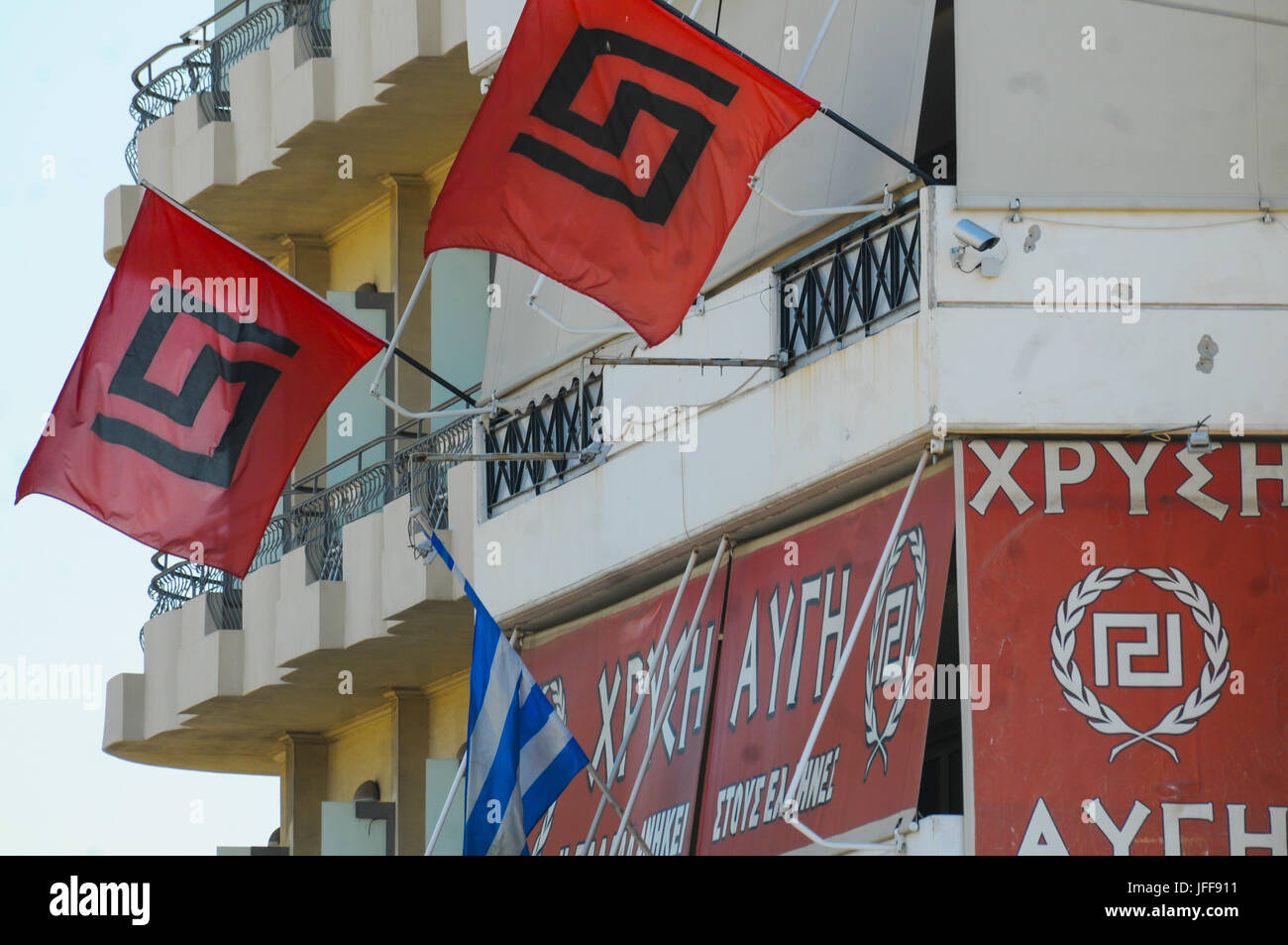 Nationalistischen Fahnen auf der Golden Dawn - Chrysí Avgí - ganz rechts Partei Headquarter, Athen, Attika, Greecei Stockfoto