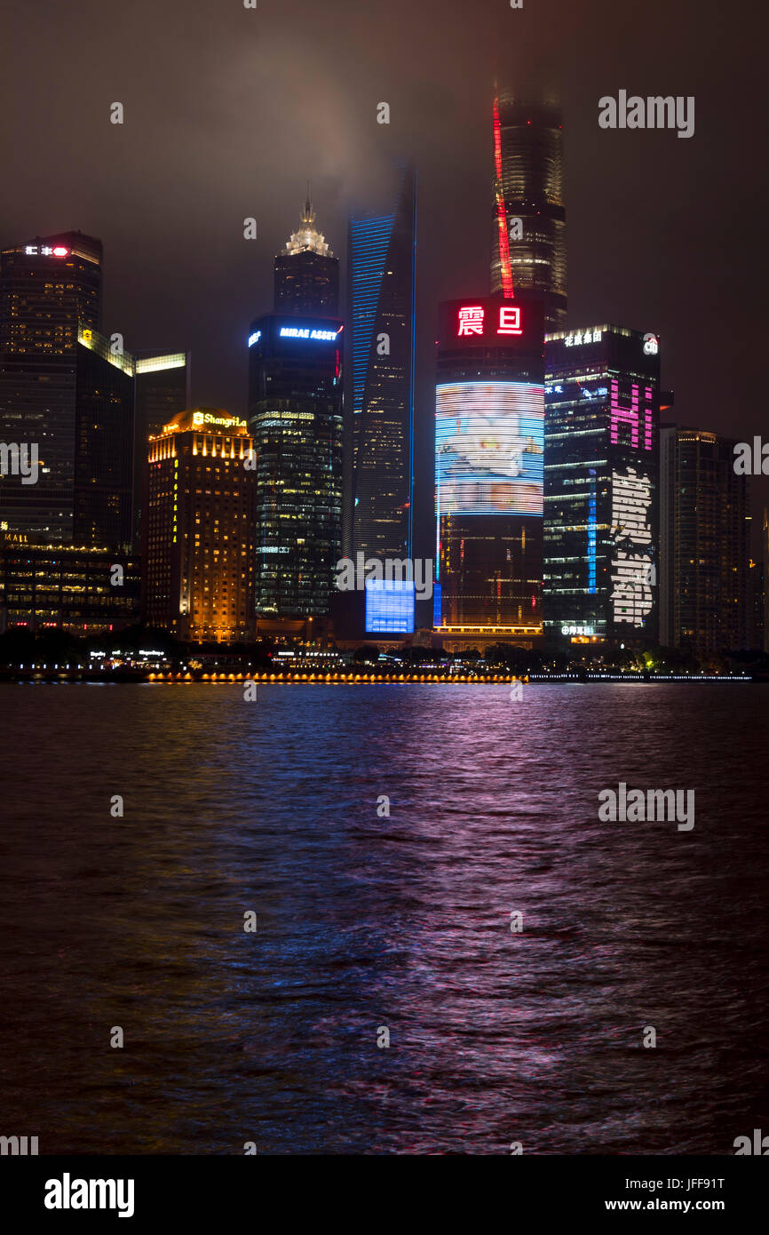 Skyline von Pudong District angesehen vom Bund über den Huangpu River in Shanghai, China Stockfoto