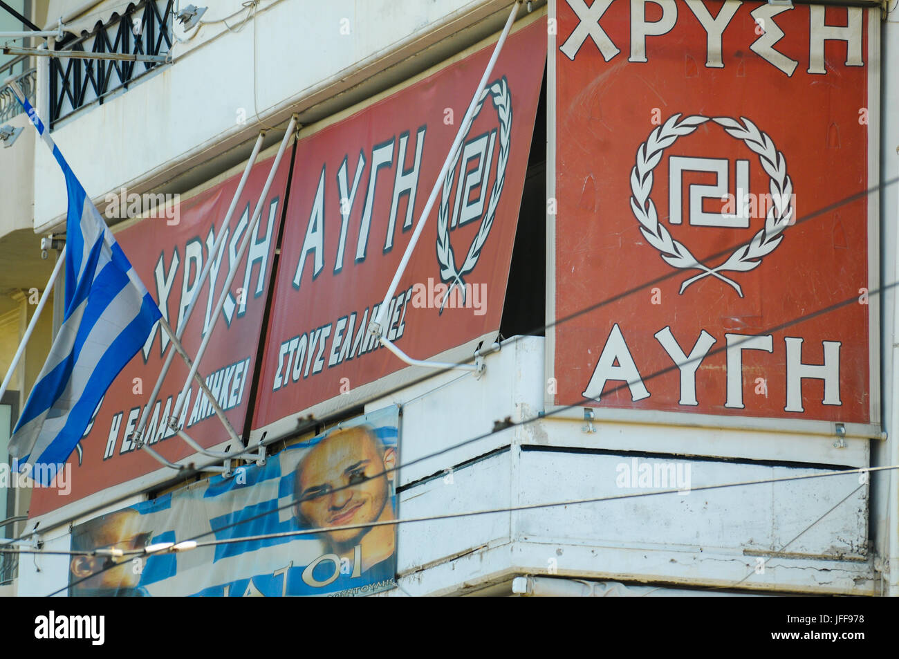Nationalistischen Fahnen auf der Golden Dawn - Chrysí Avgí - ganz rechts Partei Headquarter, Athen, Attika, Griechenland Stockfoto