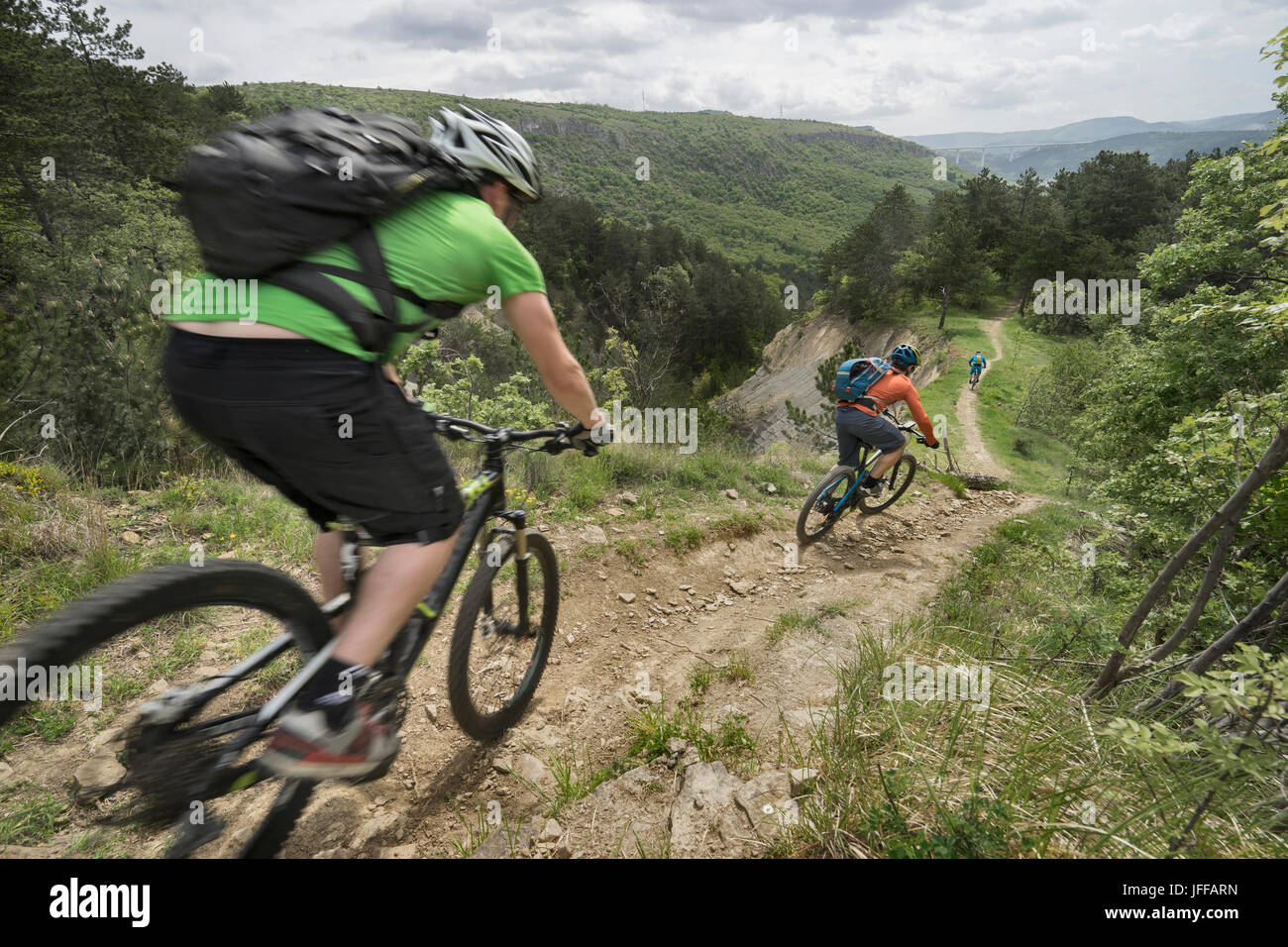 Mountainbiker, die Beschleunigung nach unten Waldweg Stockfoto