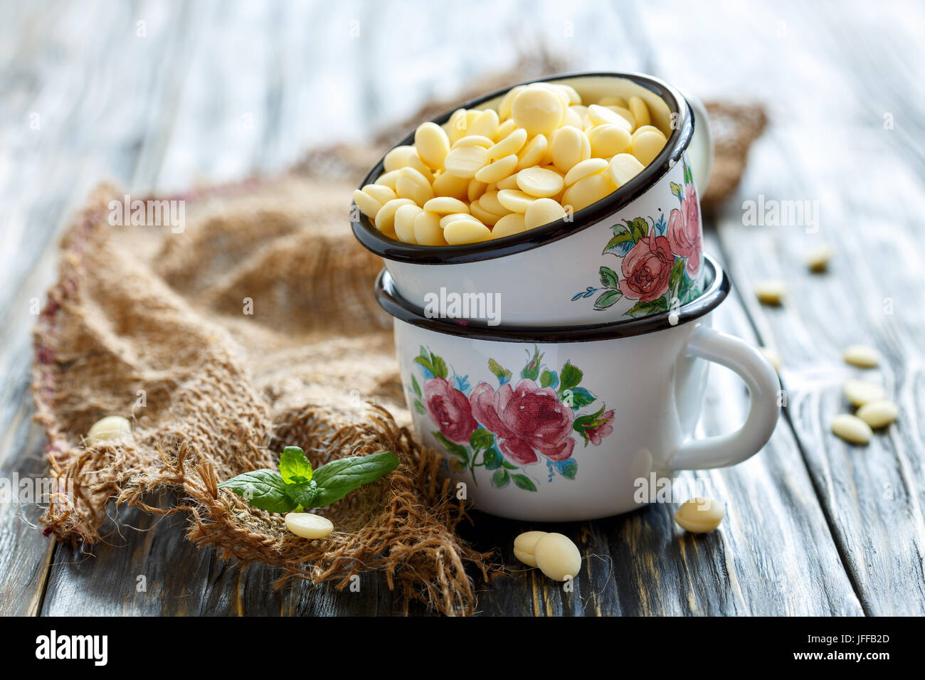 Tropfen weiße Schokolade in einem Emaille Tasse. Stockfoto