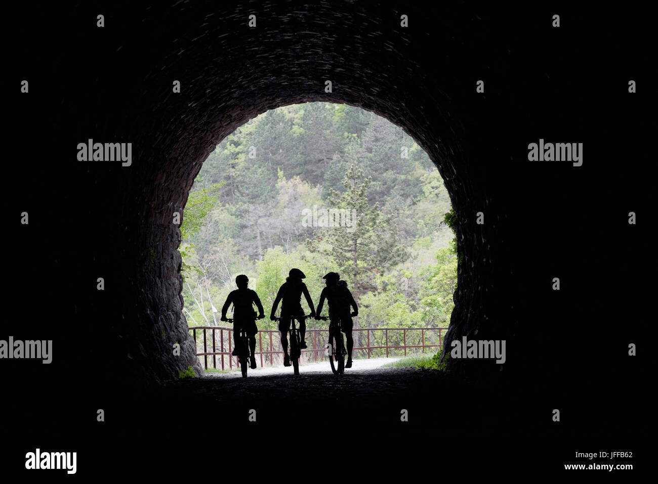 Silhouette Radfahrer in tunnel Stockfoto