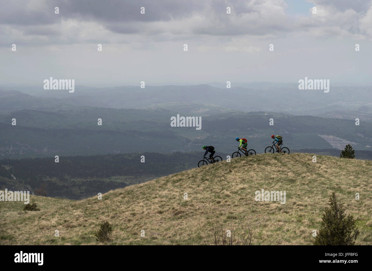 Mountainbiker am Berg Fahrrad fahren Stockfoto