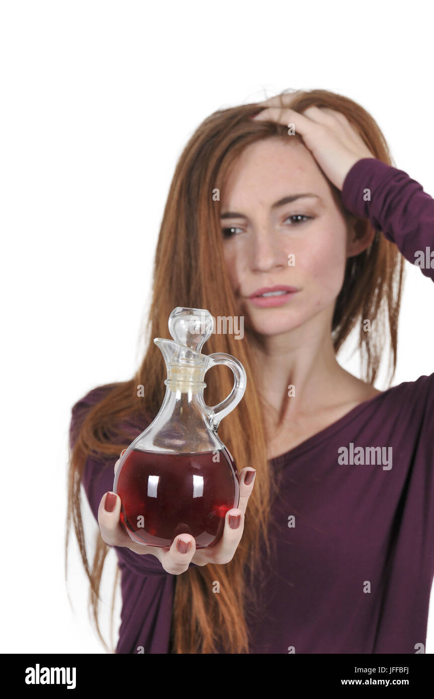 Frau mit einer Flasche Wein Stockfoto