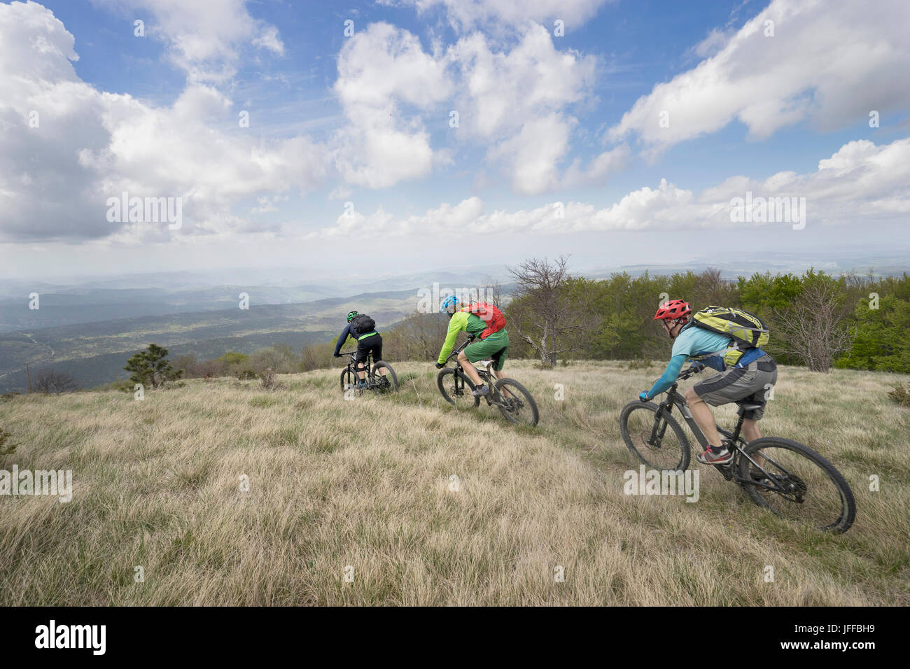 Fahrradfahren durch Rasen auf Mountain Biker Stockfoto