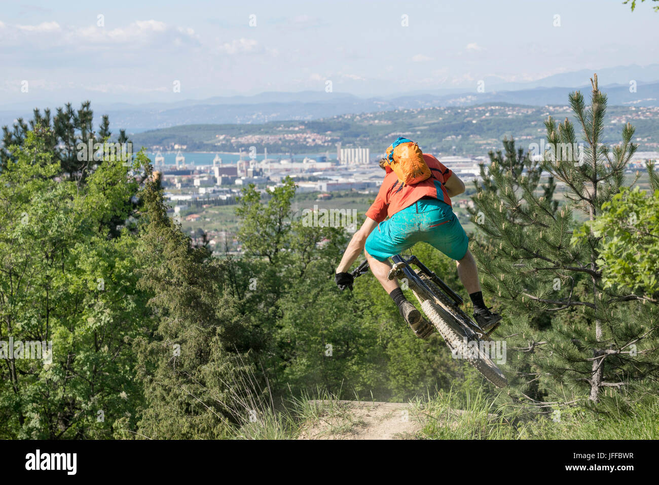 Rückansicht des Mountain Biker Sprung Stunt auf seinem Fahrrad durchführen Stockfoto