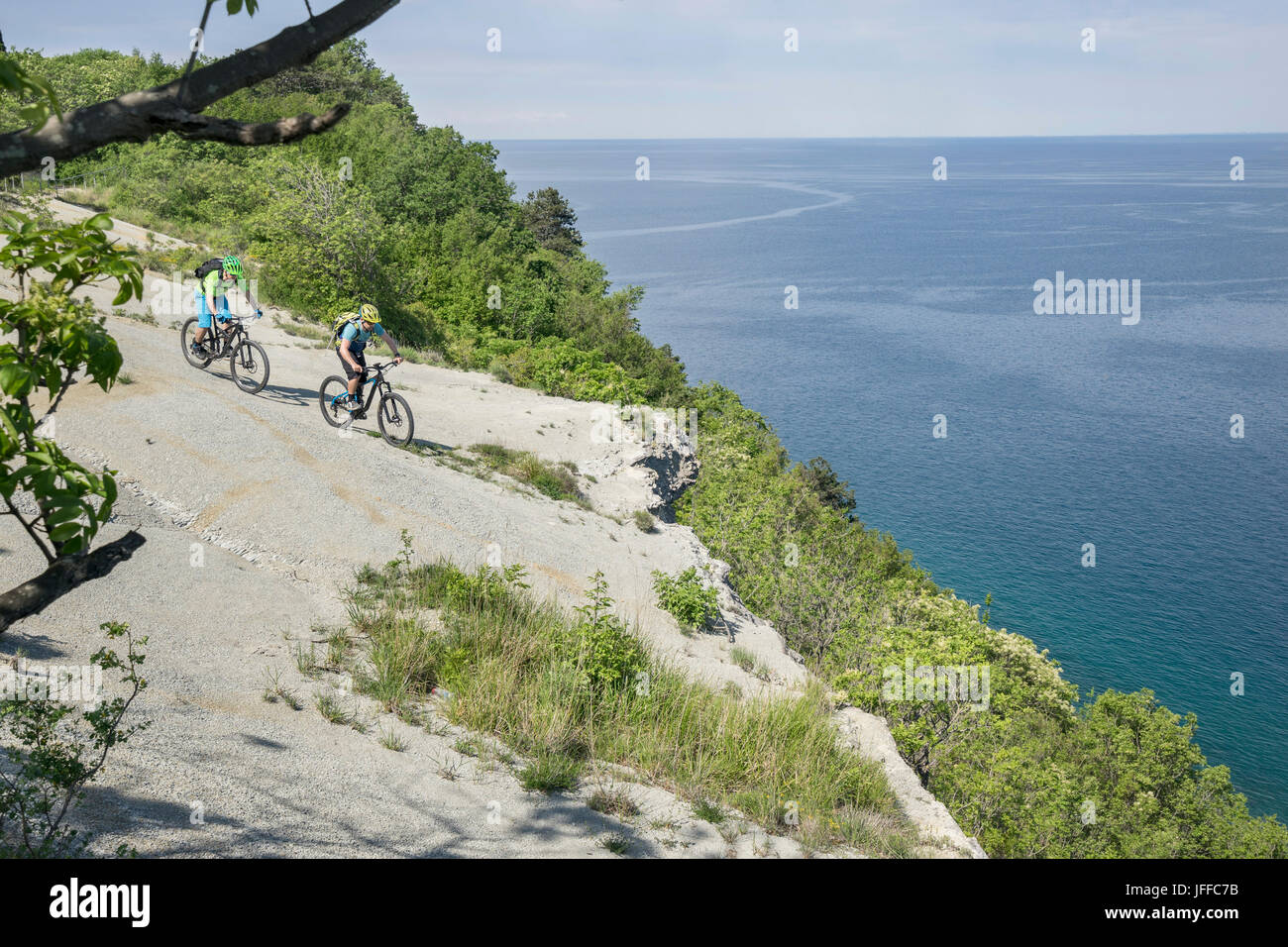 Biker fahren auf felsigen Klippen auf dem Seeweg Stockfoto