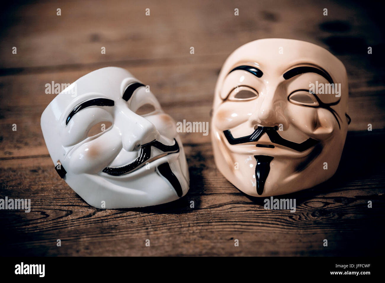 weiße und gelbe anonyme Masken auf Holz Hintergrund - Retro-Stil Stockfoto