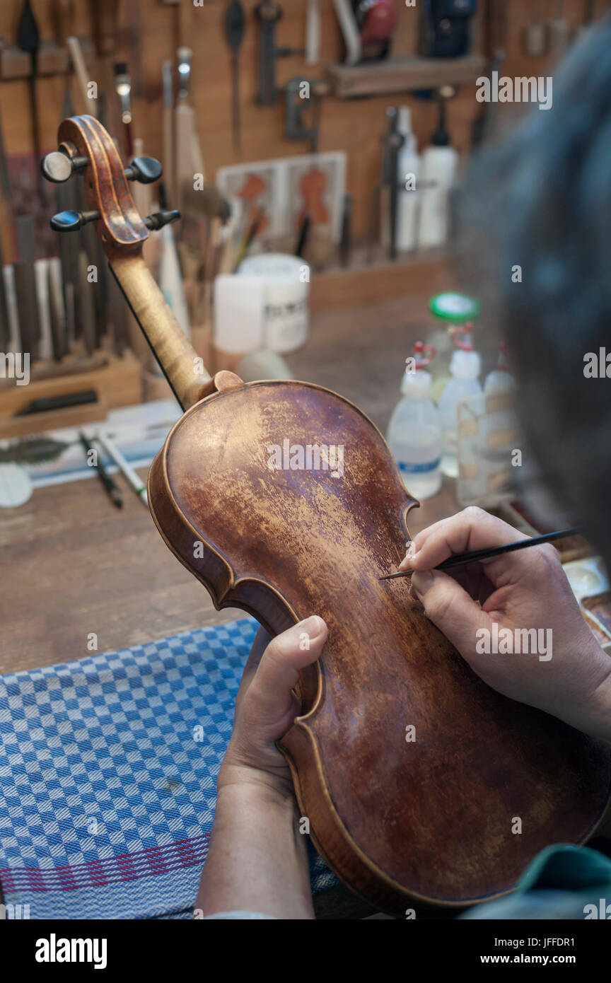 Nahaufnahme der Violine Hersteller Malerei Violine in Werkstatt Stockfoto