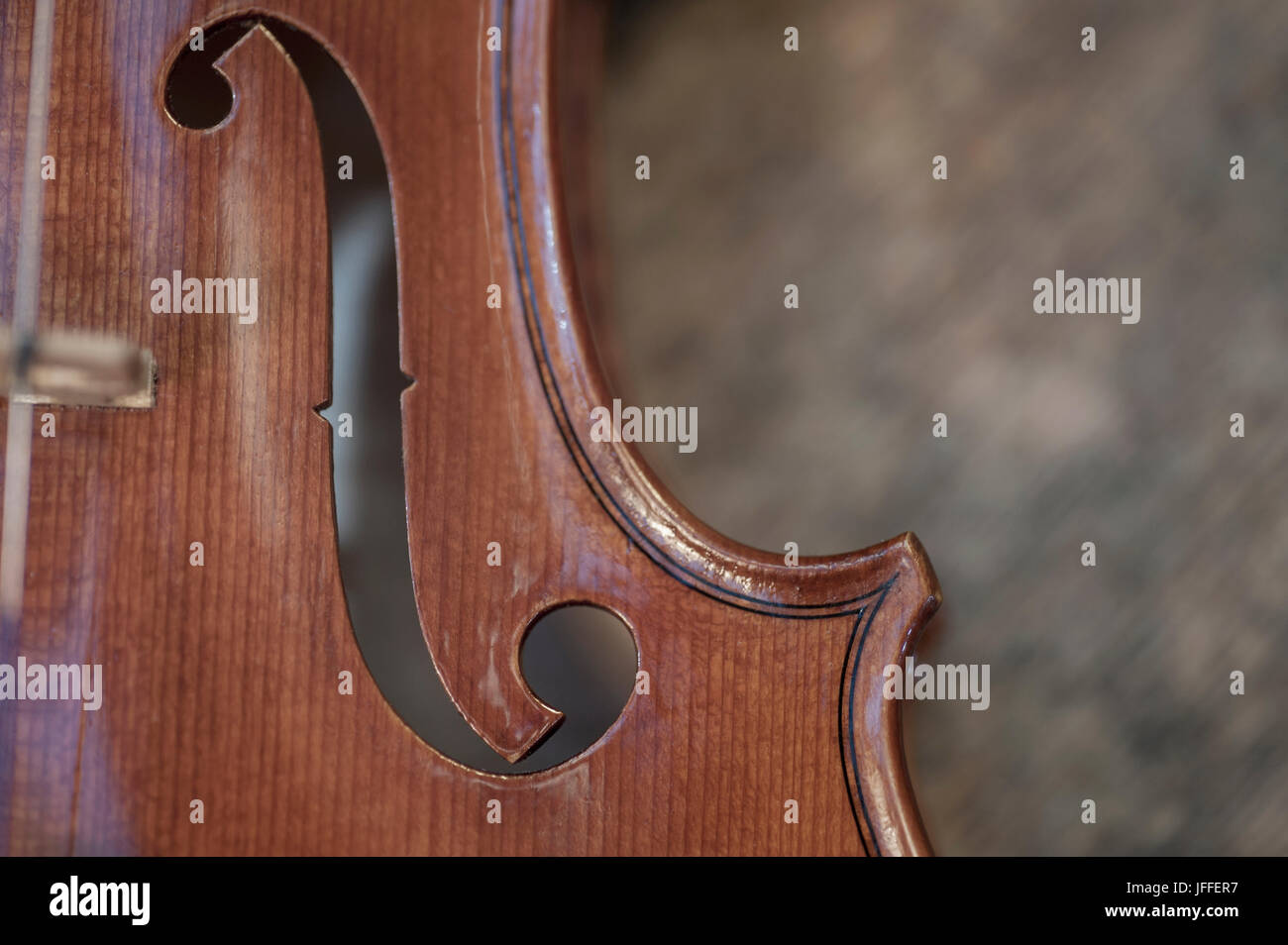 Nahaufnahme der Violine auf Tisch Stockfoto
