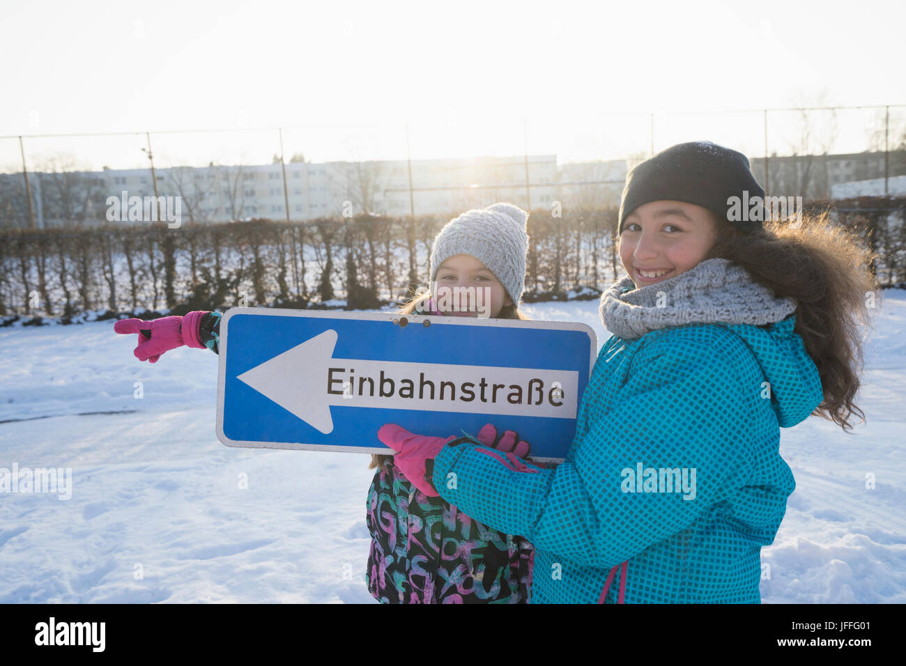 Porträt von Mädchen mit Pfeil Schild Stockfoto