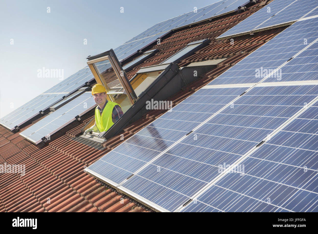 Ingenieur aus Dachfenster Sonnenkollektoren auf Stockfoto