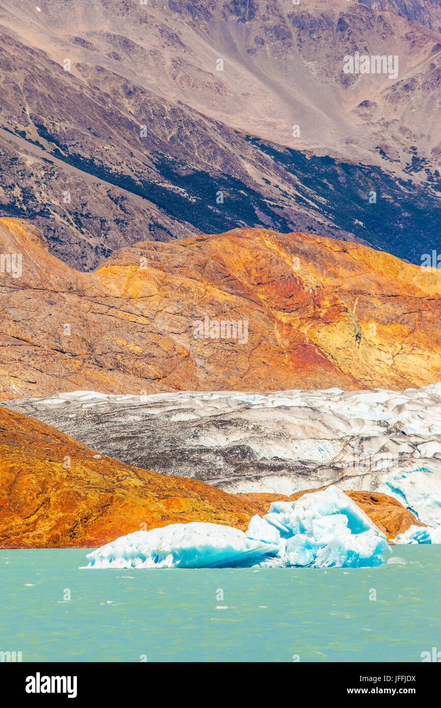 Riesige Gletscher steigt in smaragdgrünen Wasser Stockfoto
