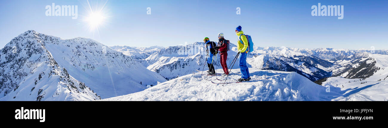 Drei Skifahrer auf schneebedeckten Berg stehend Stockfoto