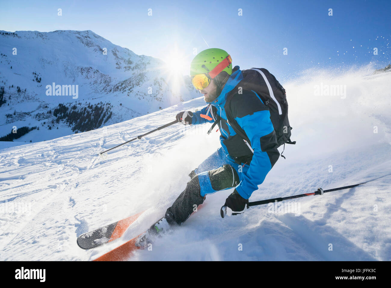 Skifahren auf Schnee gegen Himmel Mann Stockfoto