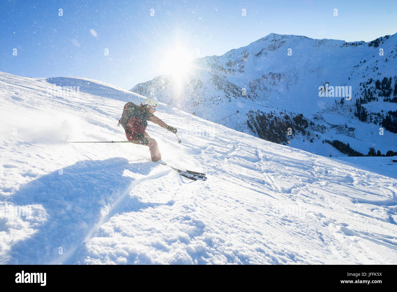 Skifahren auf Schnee gegen Himmel Mann Stockfoto