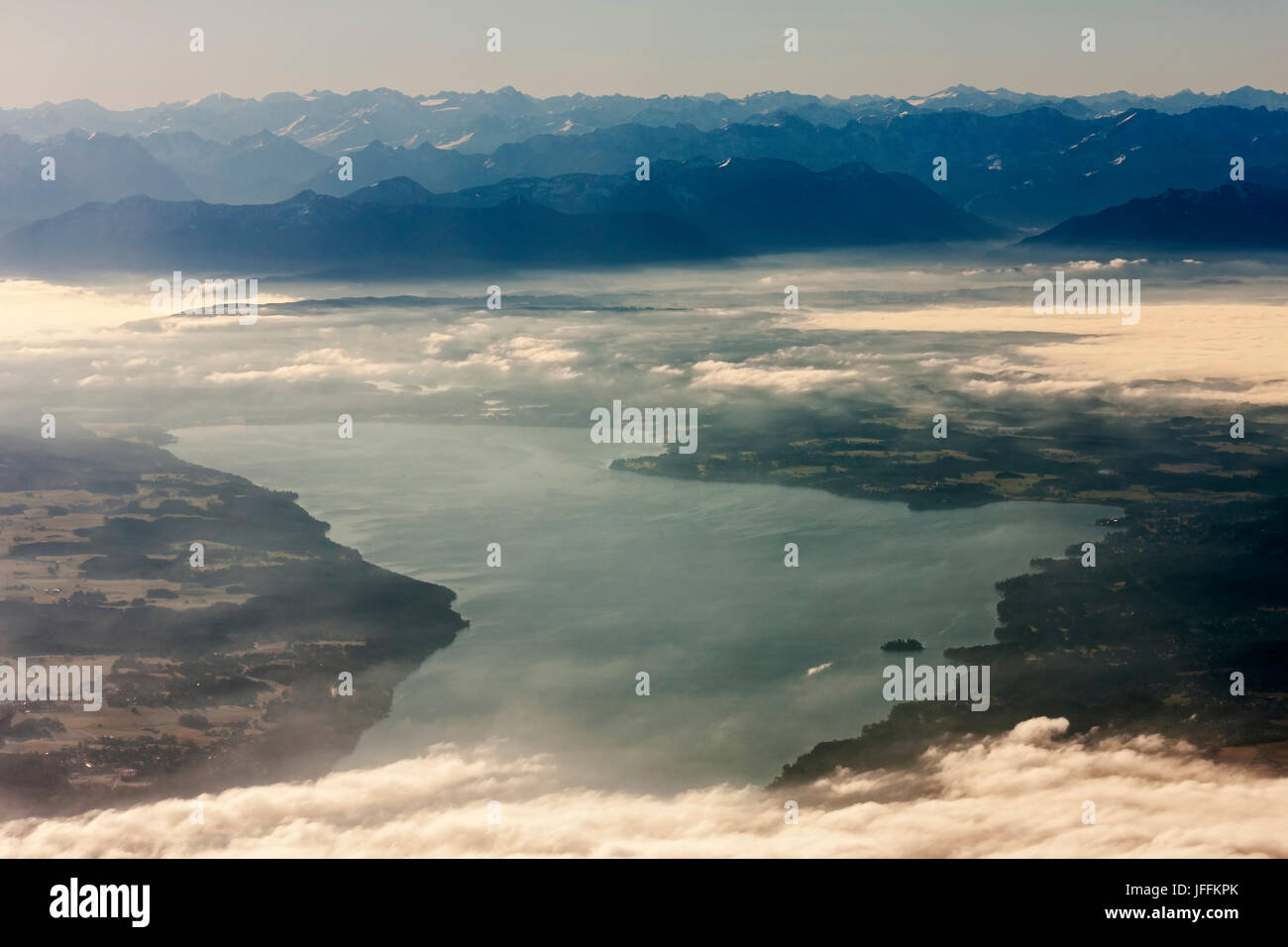 Luftaufnahme von Silhouette Gebirge Fluss mit Landschaft und Wolken Stockfoto