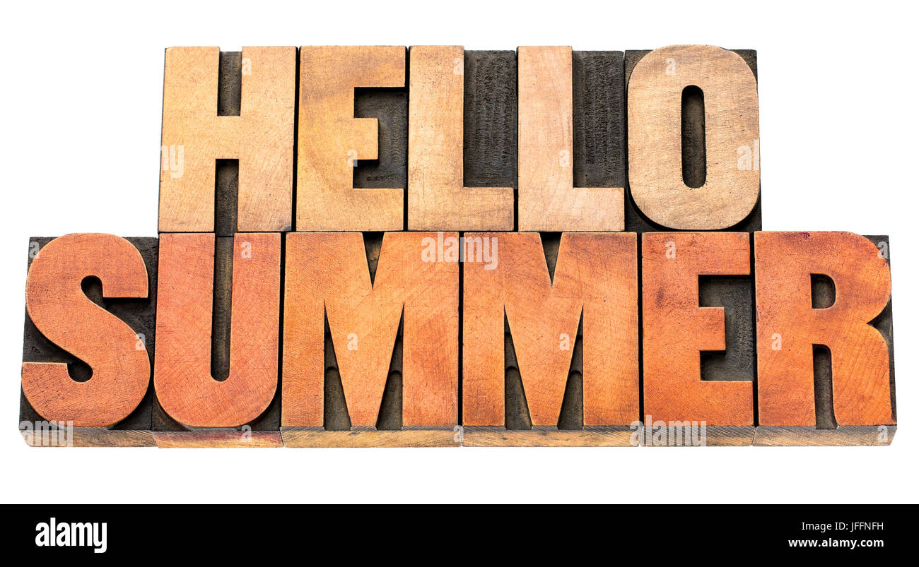 Hallo Sommer Grüße - Zusammenfassung der Wörter in Holzart isoliert auf weiss Stockfoto