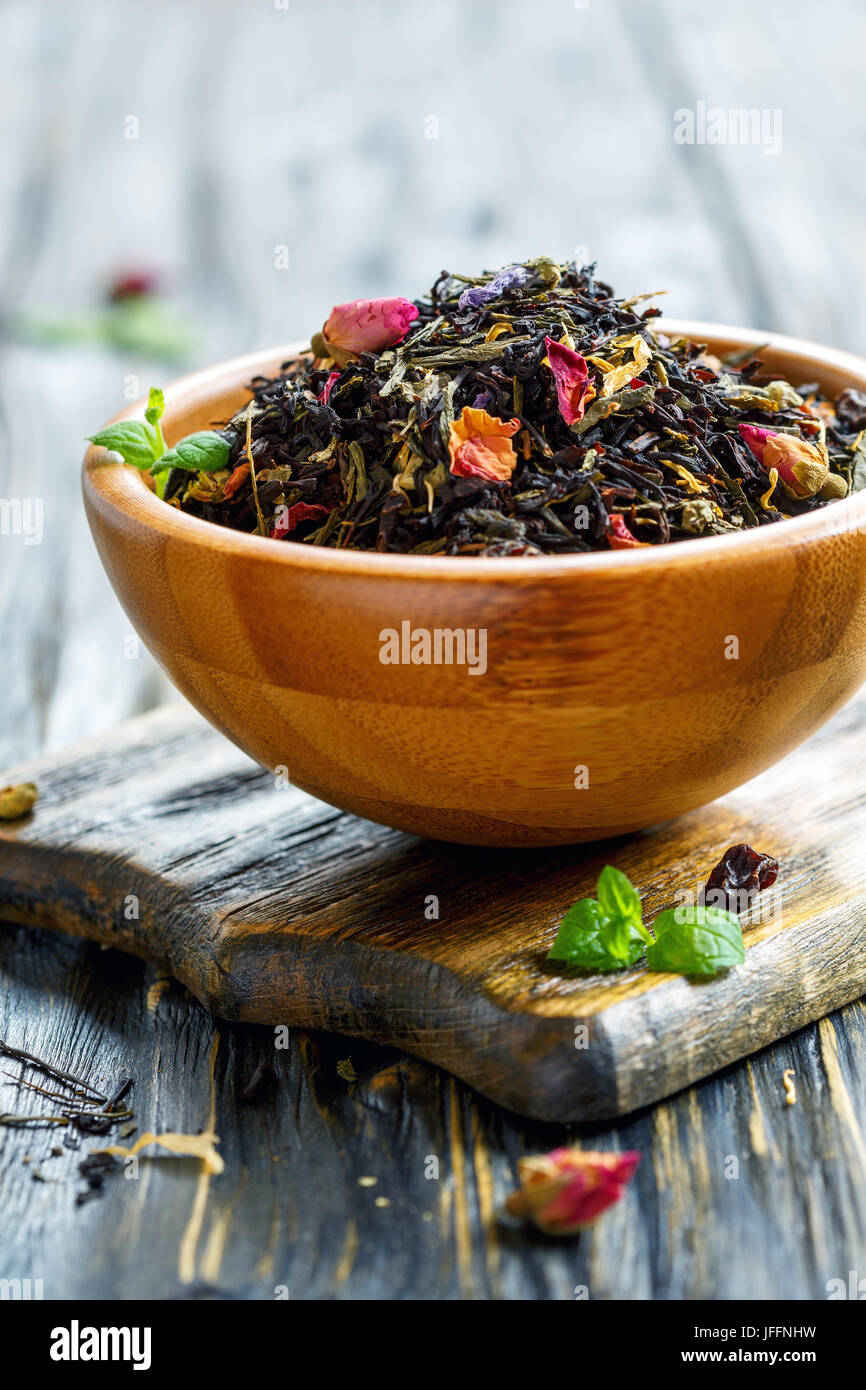 Aromatisierter schwarzer Tee mit Blütenblättern. Stockfoto