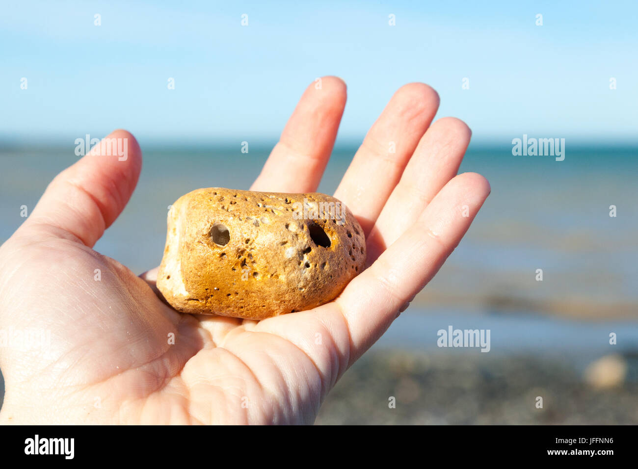 Ein nettes "pet Rock'in einer Hand gehalten Stockfoto