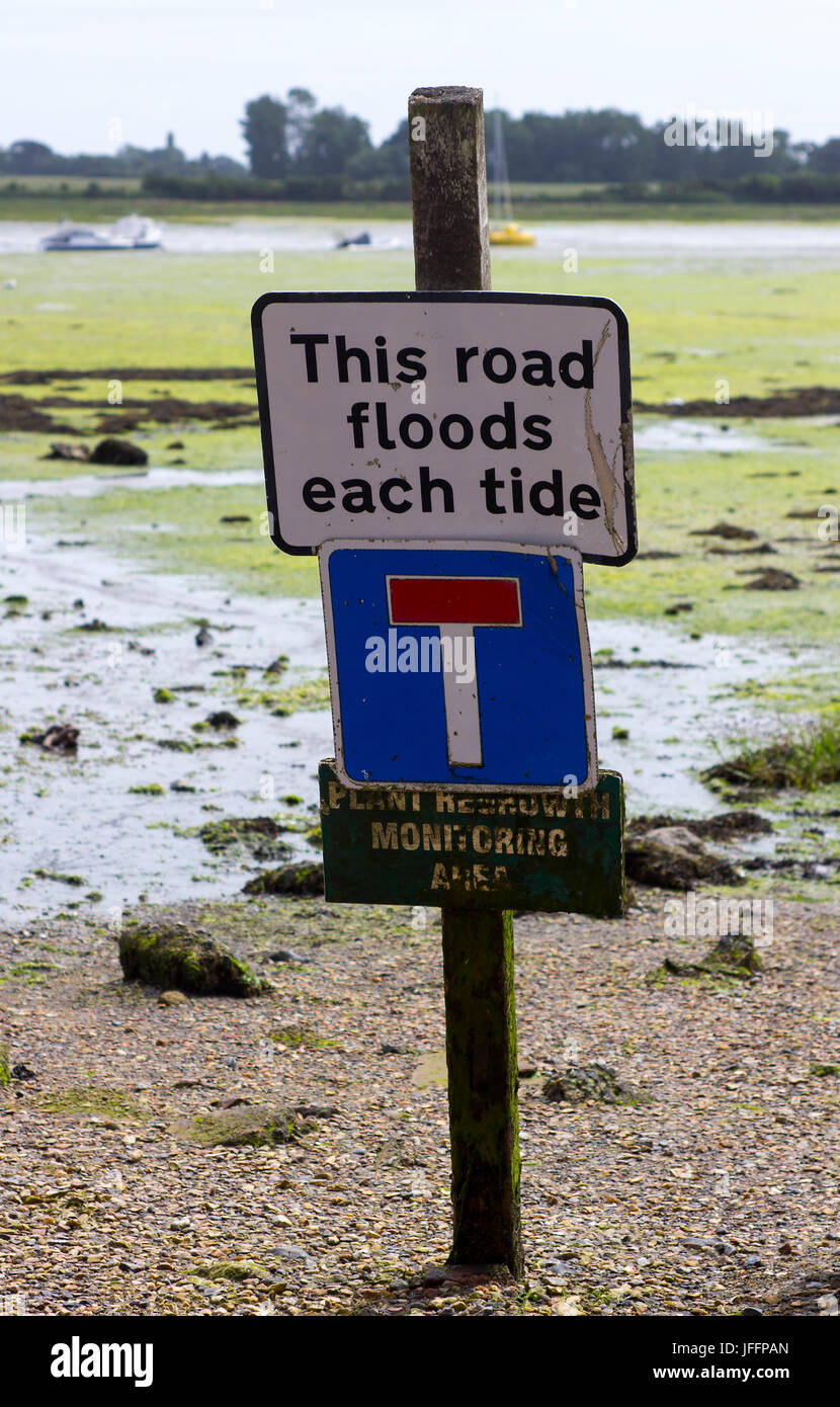 Flut Warnschild an der Küstenstraße neben dem Hafen in der berühmten Bosham, wo König Canute befahl das Meer nicht zu kommen. Stockfoto
