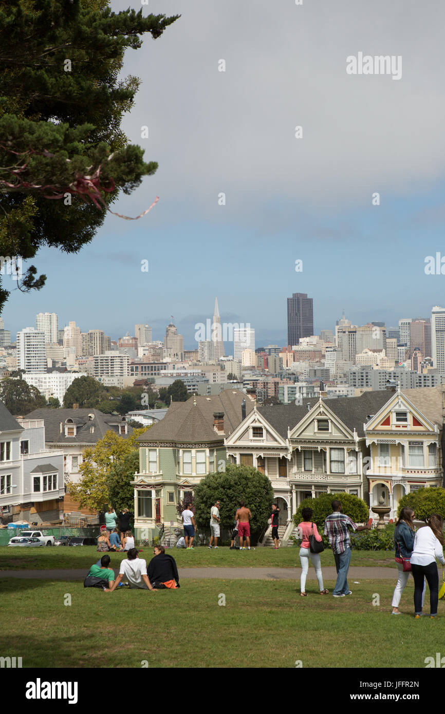 Menschen versammelten sich in einem Park in der Innenstadt von San Francisco in der Nähe der berühmten Häuserreihe der Painted Ladies genannt. Stockfoto