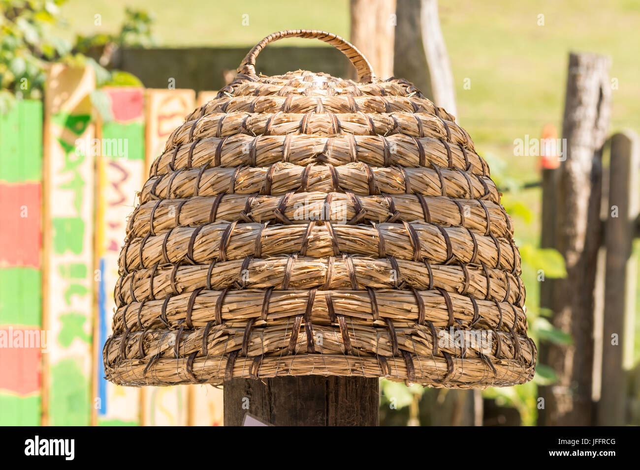 Von Hand gewebt Hive aus Stroh. Stockfoto