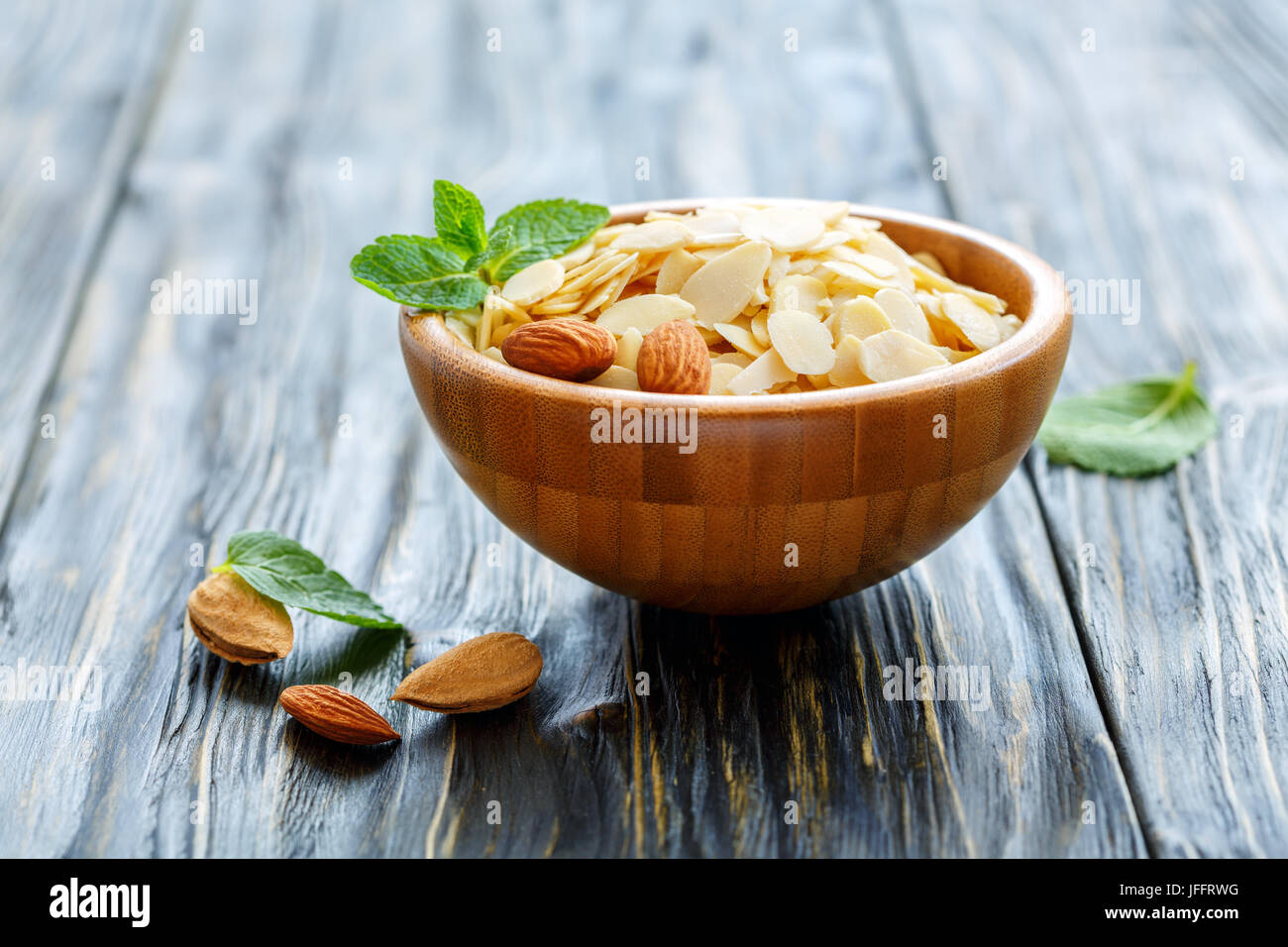 Schüssel mit mandelflocken und Minze. Stockfoto