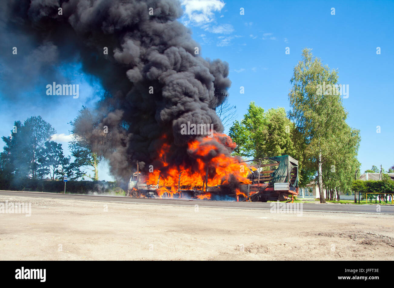 LKW Brand mit schwarzer Rauch auf der Straße Stockfoto