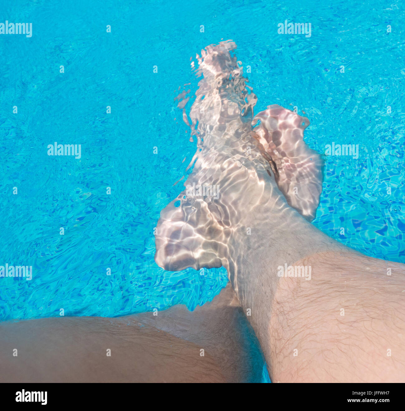 Beine im Wasser Stockfoto