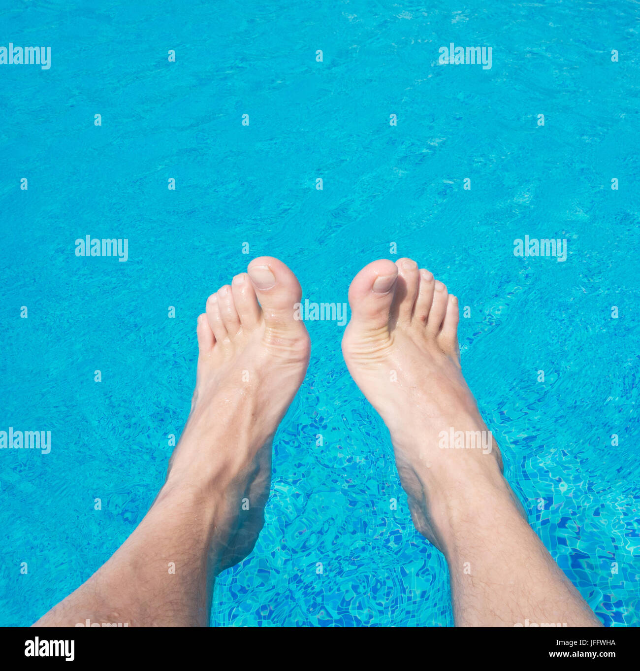 Beine im Wasser Stockfoto