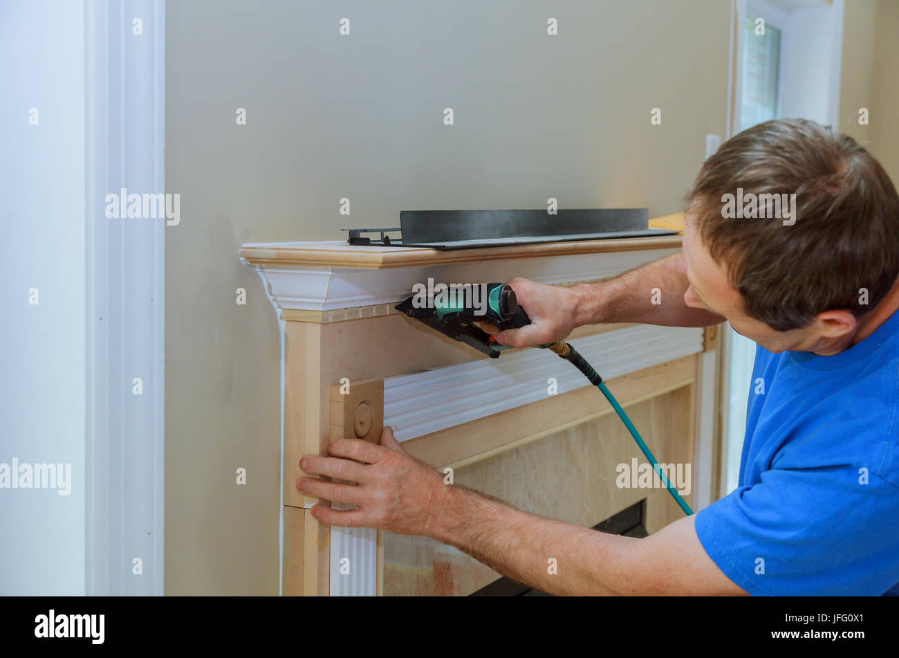 Nicht erkennbare Handwerker angenagelt Moulding Akzente im neuen Haus Stockfoto