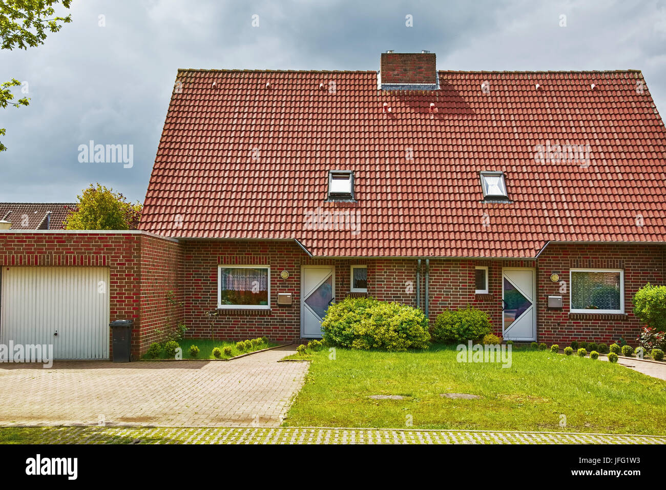 Haus mit Garage Stockfoto