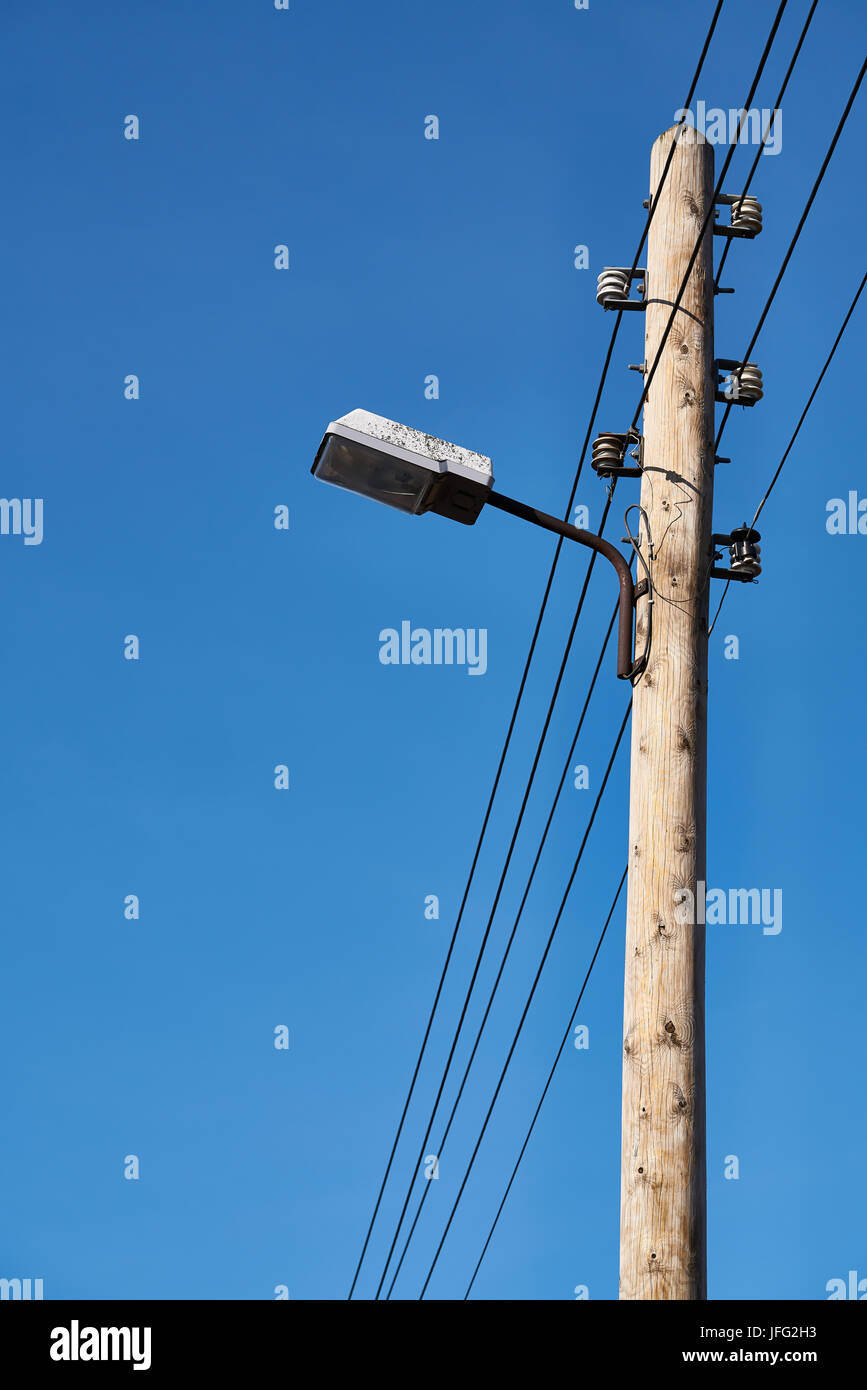 Straßenlaterne an einem alten Strom mast Stockfoto