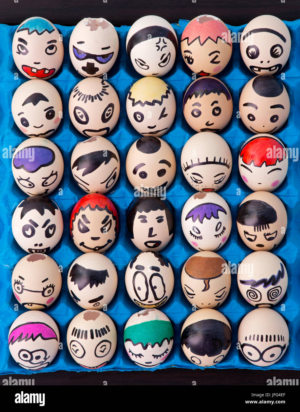 Kindergartenkinder Handwerk der Gesichter gemalt auf den Eiern Stockfoto