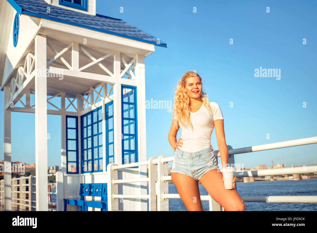 Lächelnd in die Sonne. Stockfoto