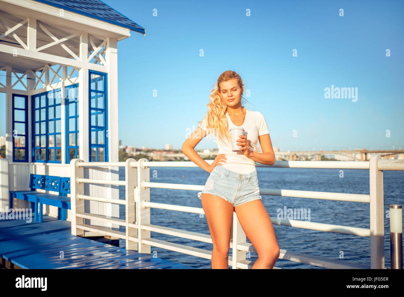 Lächelnd in die Sonne. Stockfoto