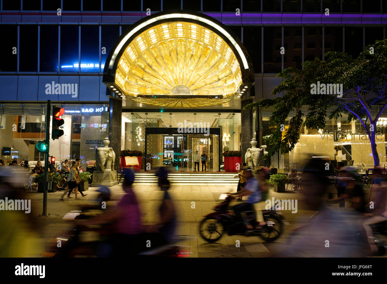 Roller vorbei vor der Träumerei Saigon Hotel in Ho Chi Minh City, Vietnam, Asien Stockfoto