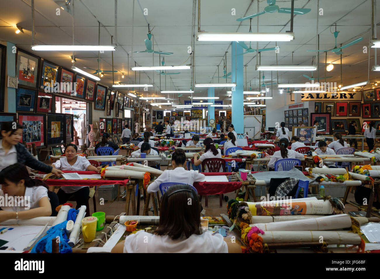 Vietnamesische artisan Erstellen einer bunten Geflecht an Công ty TNHH Mỹ Nghệ Hồng Ngọc Workshop in Dong Trieu, Vietnam, Asien Stockfoto
