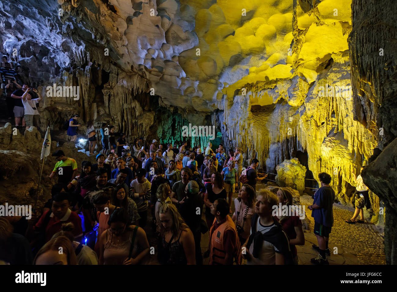 Gruppen von Touristen, die in der Thien Cung Grotte in der Halong Bay, Vietnam, Asien Stockfoto
