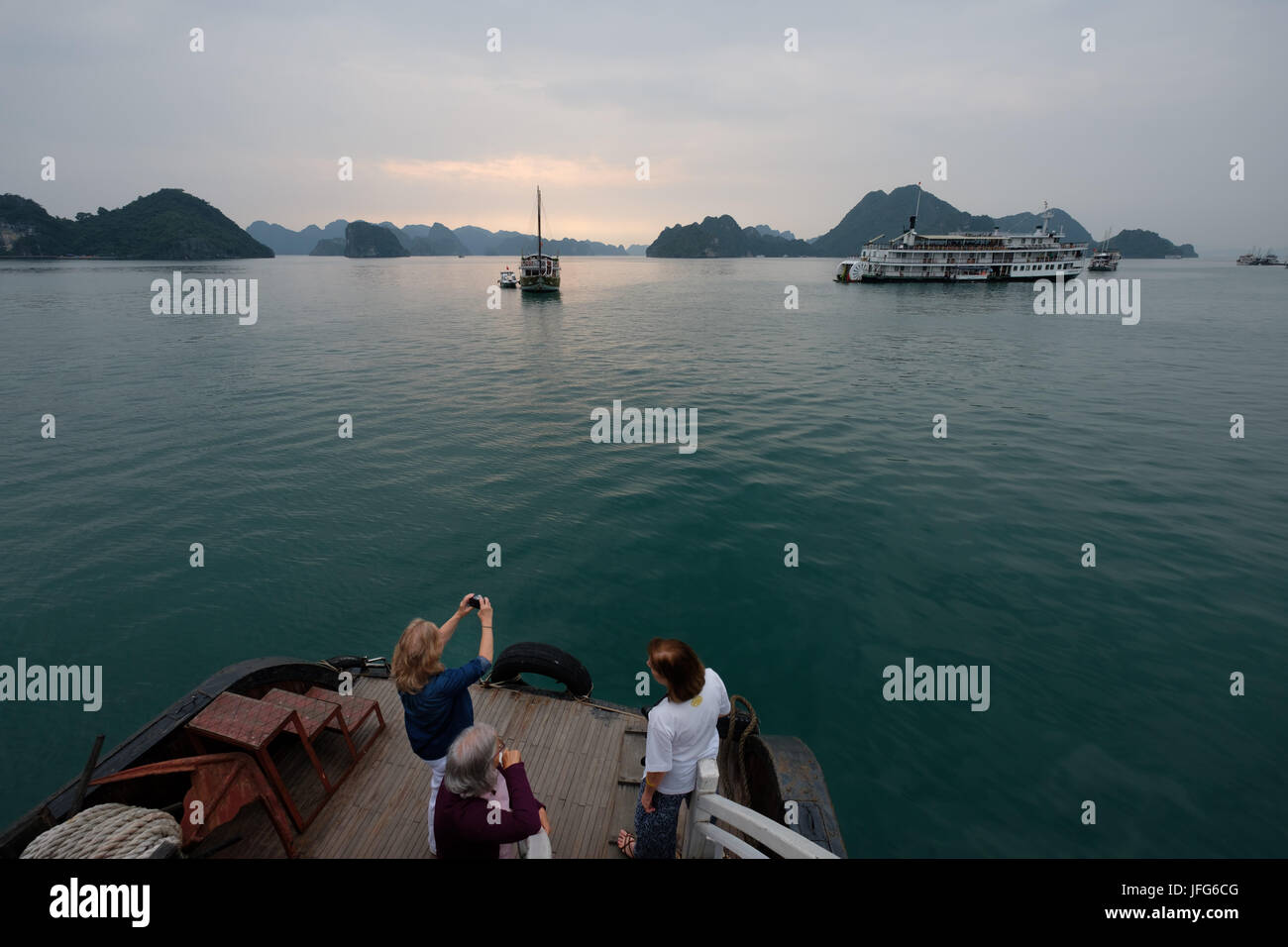 Touristen, die auf dem Deck eines Kreuzfahrtschiffes tour Boot auf Halong Bay, Vietnam, Asien Stockfoto