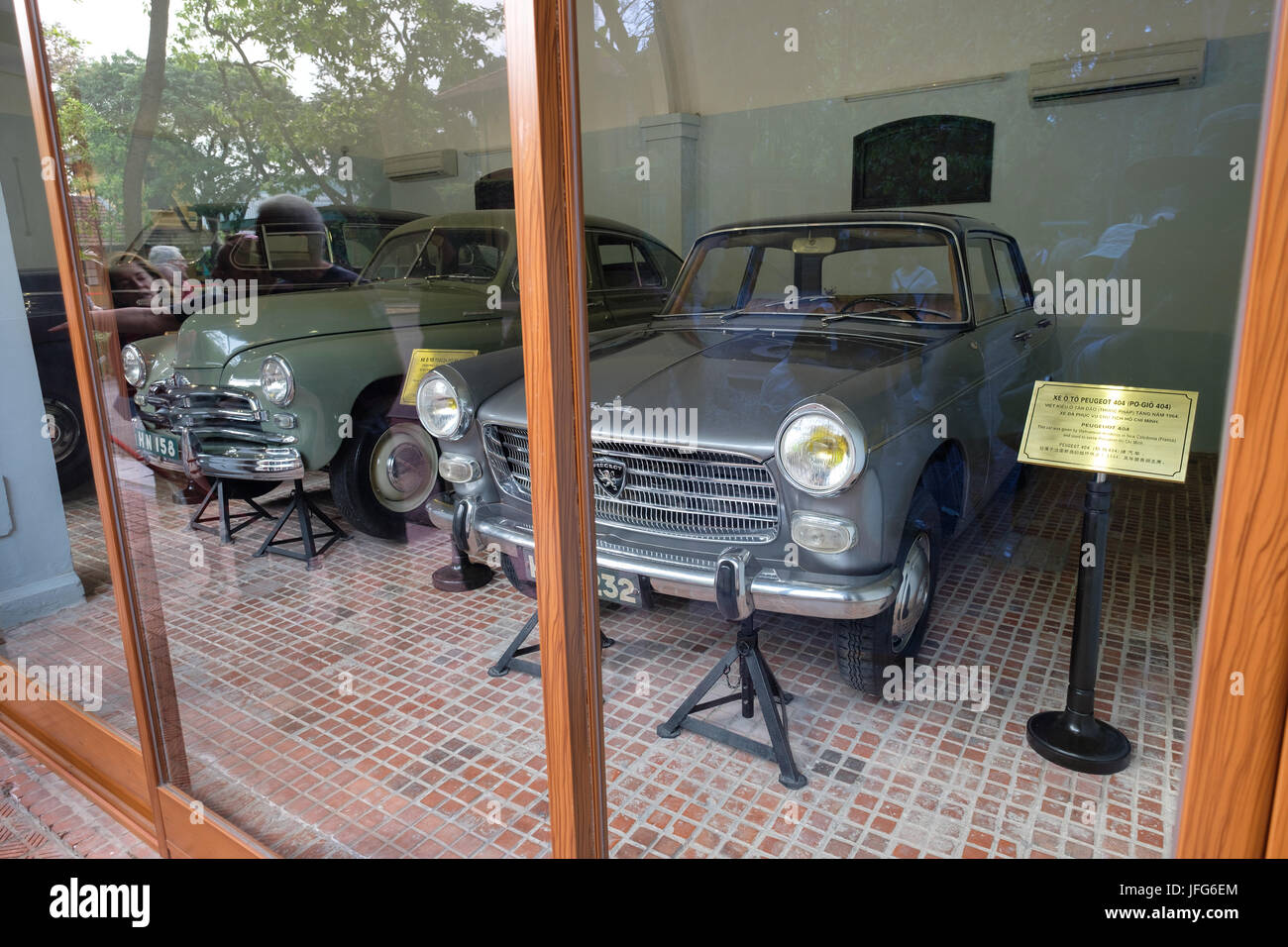 Alte Autos im Besitz der kommunistischen Führer Ho Chi Minh auf dem Gelände der Präsidentenpalast in Hanoi, Vietnam, Asien Stockfoto