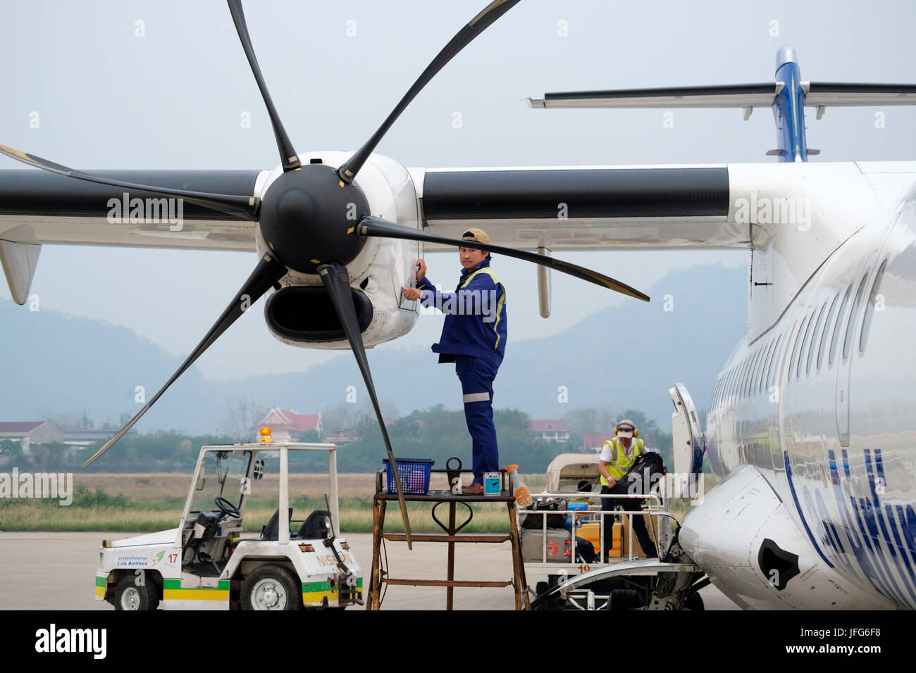 Wartung Arbeiter Instandsetzung Flugzeug propeller Motor Stockfoto
