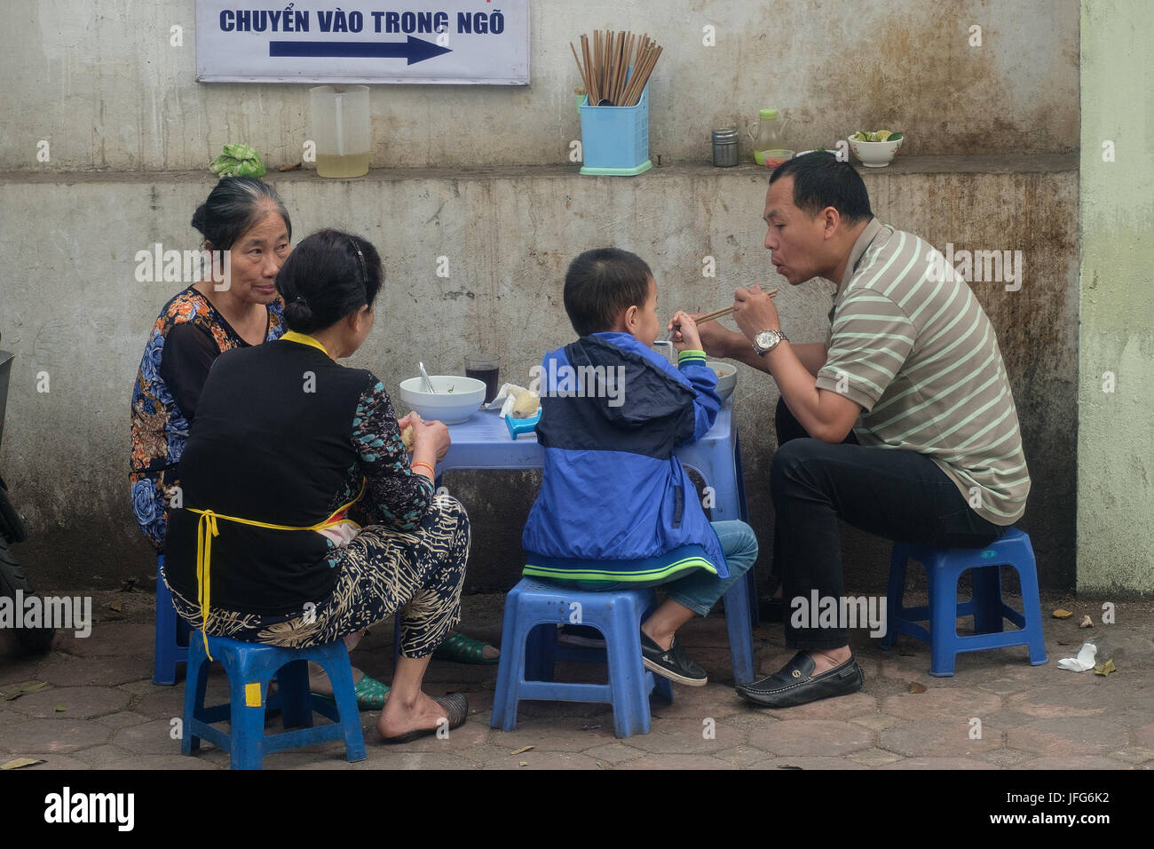 Vietnamesische Leute essen an einem improvisierten Restaurant auf dem Bürgersteig, Hanoi, Vietnam, Asien Stockfoto
