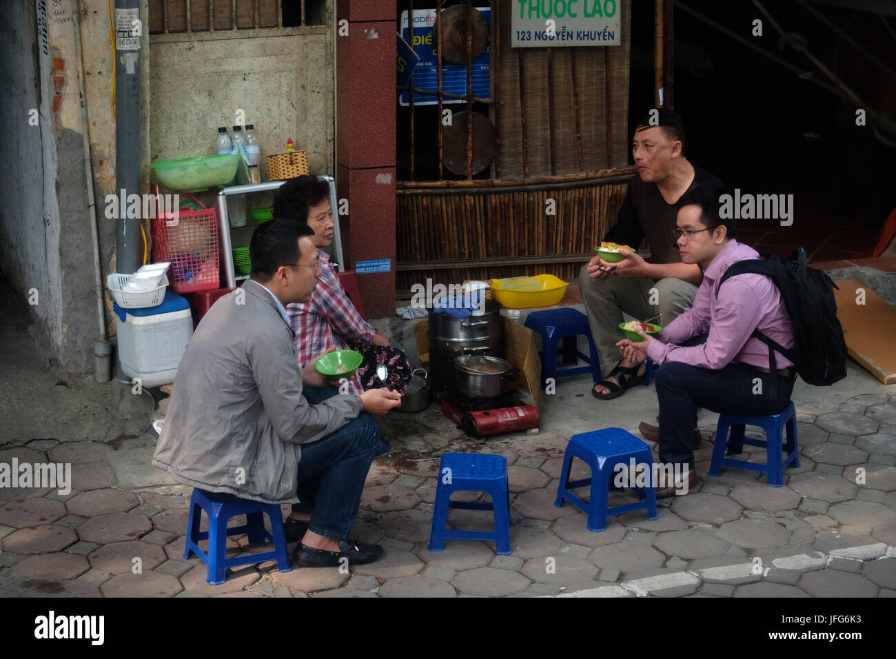 Vietnamesische Leute essen an einem improvisierten Restaurant auf dem Bürgersteig, Hanoi, Vietnam, Asien Stockfoto