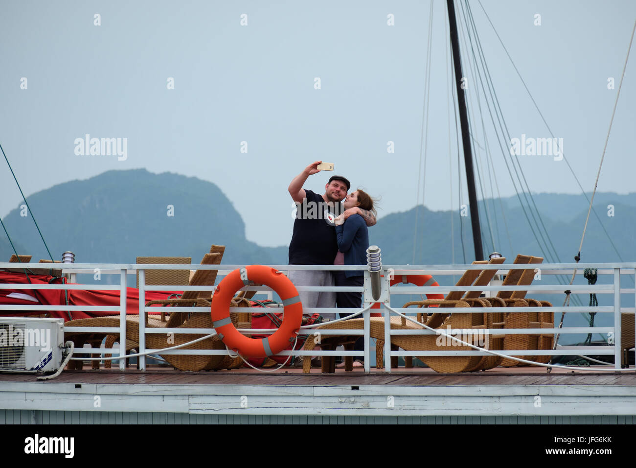 Touristen unter selfies beim Reiten auf einem Boot in der Halong Bay, Vietnam, Asien Stockfoto