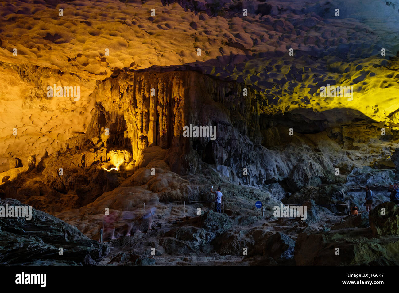 Thien Cung Grotte in der Halong Bay, Vietnam, Asien Stockfoto