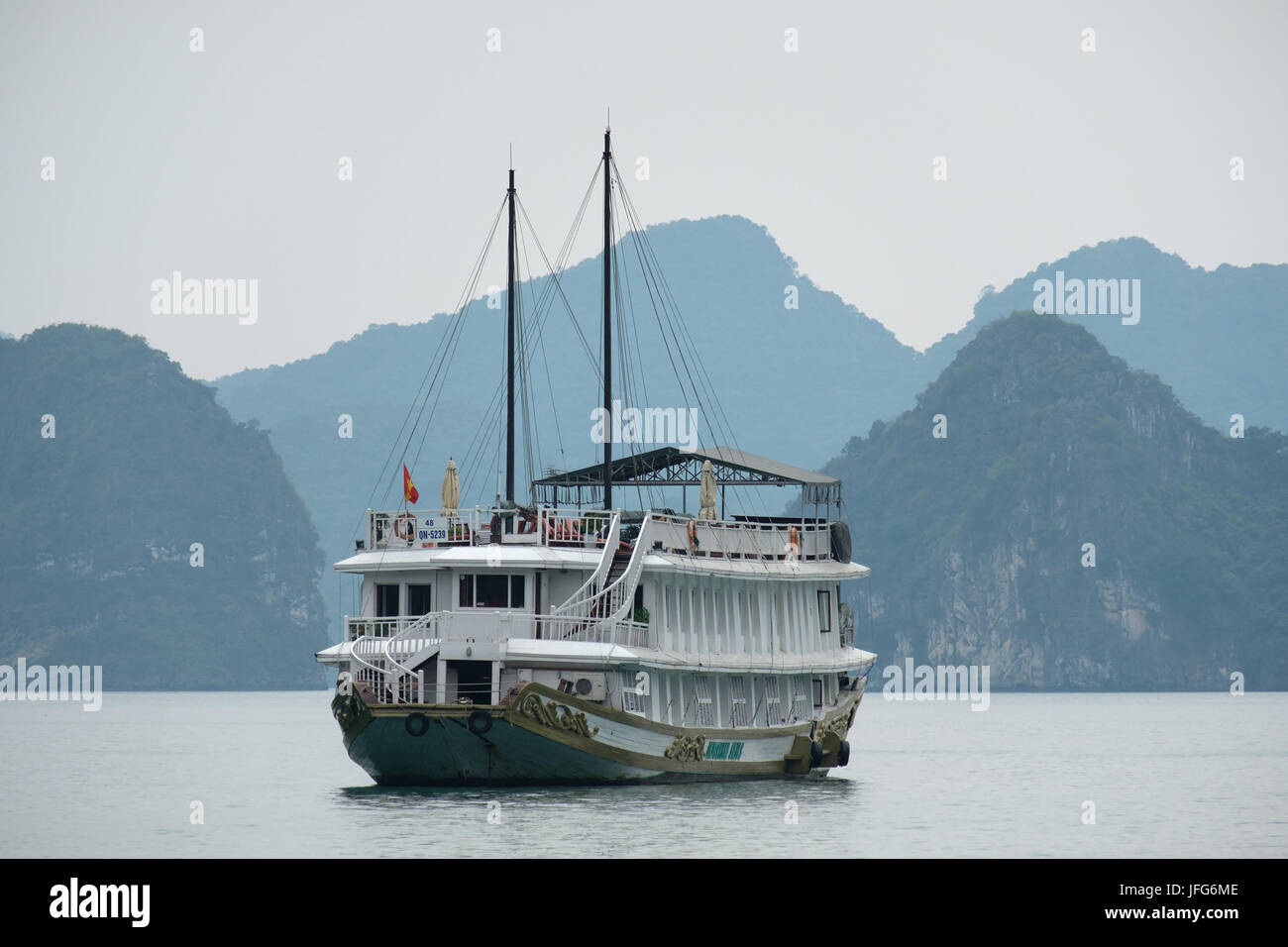 Cruise tour Boot in der Halong Bay, Vietnam, Asien Stockfoto